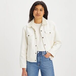 NWOT Levi's Ex-boyfriend Sherpa Trucker Jacket